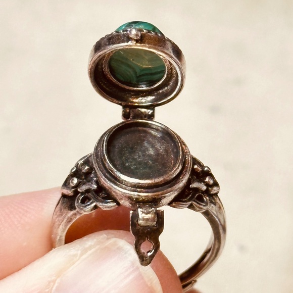 Silver Tone Malachite Poison Ring Oval Stone Vintage - Picture 6 of 14